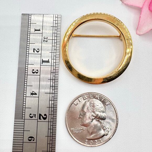 Vintage Crown Trifari Circle Wreath Brooch Pin Gold Tone Signed Classic Timeless - Picture 5 of 7